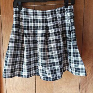 SHEIN Plaid Mini Skirt Size M Black White Gray Poly Spandex Side Zip Flared